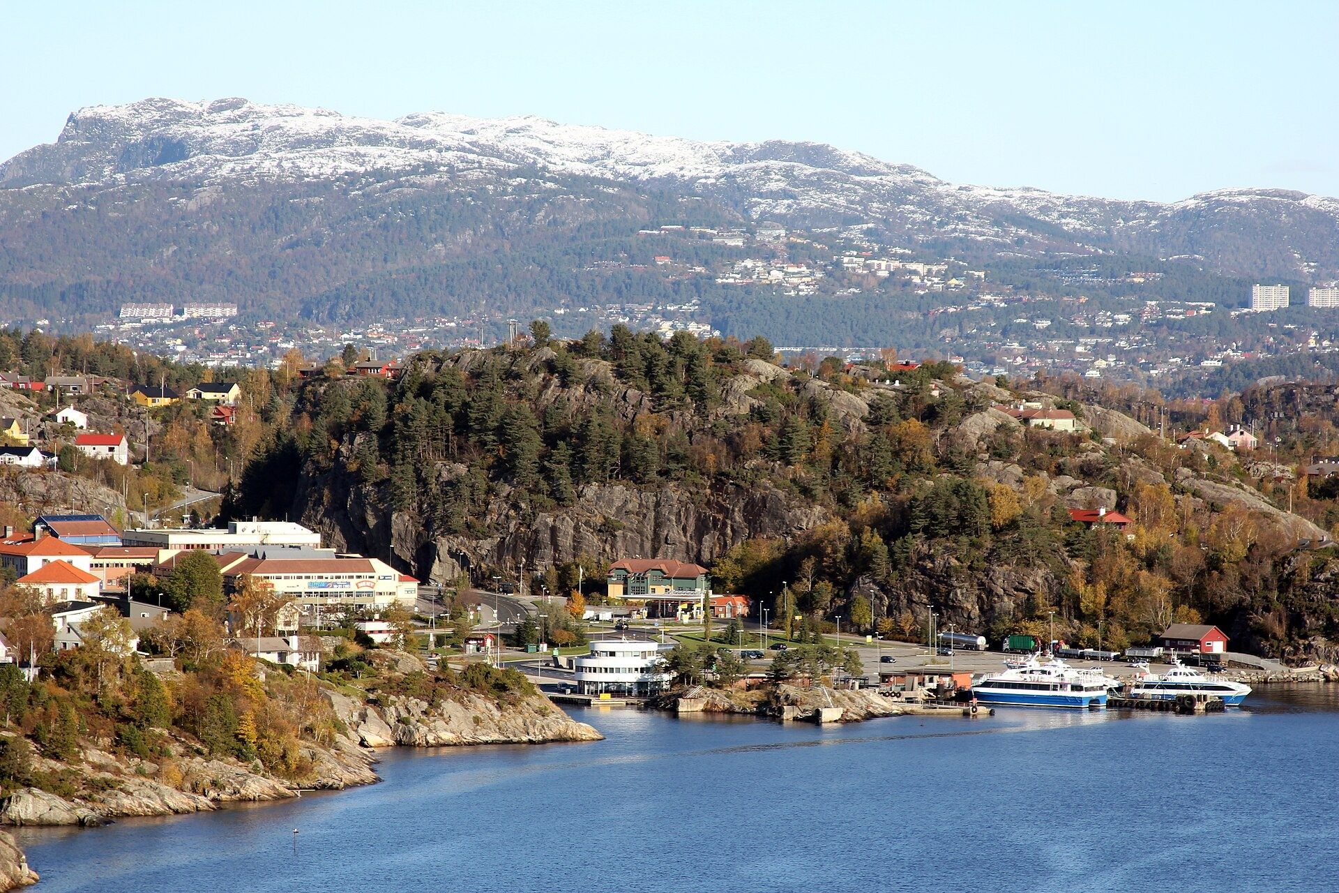 Kleppestø på Askøy med Bergen i bakgrunnen – trolvag, CC BY-SA 3.0