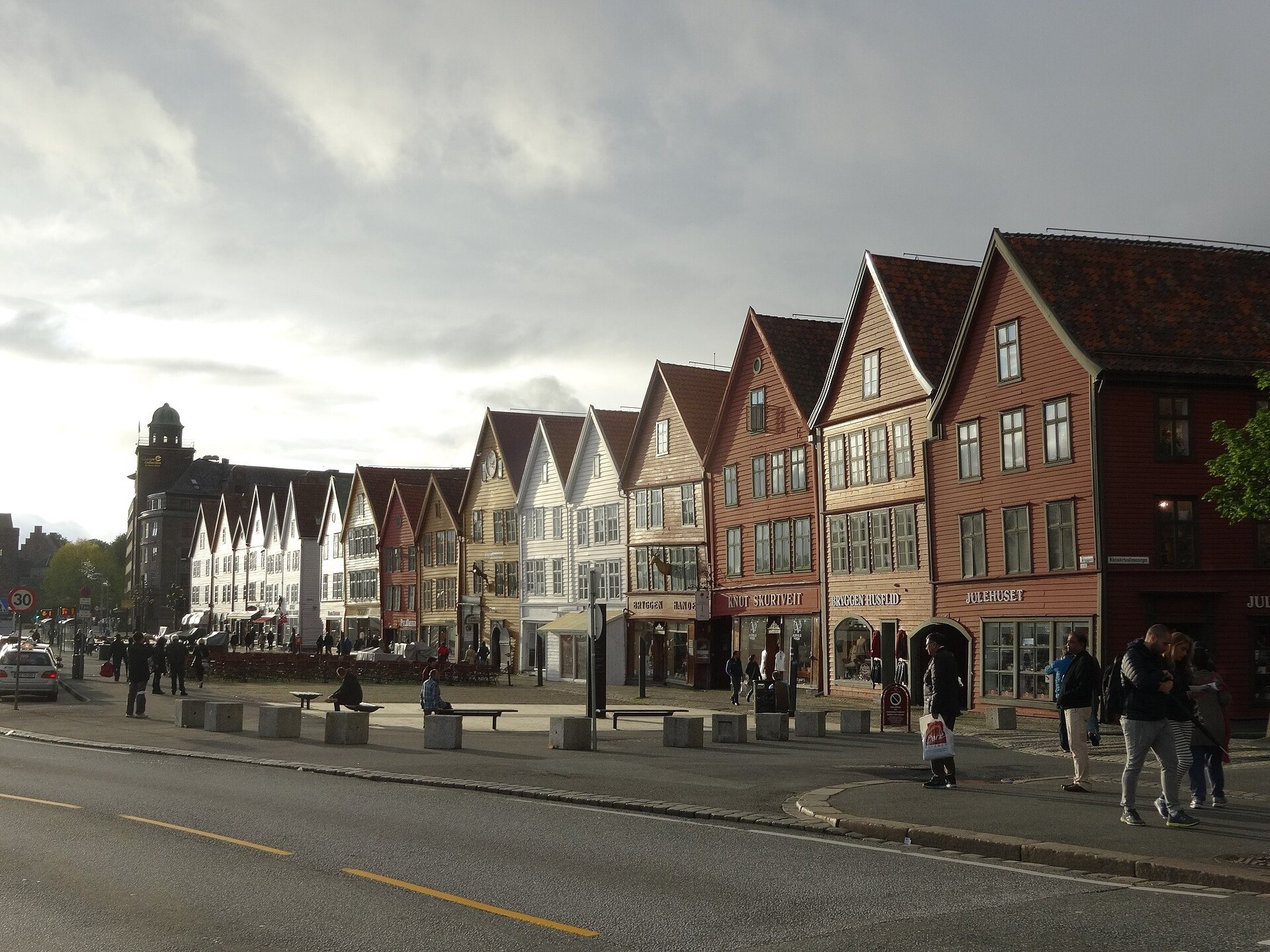 Bryggen i Bergen – JøMa, CC BY-SA 4.0. Tidl: DIGSTRA