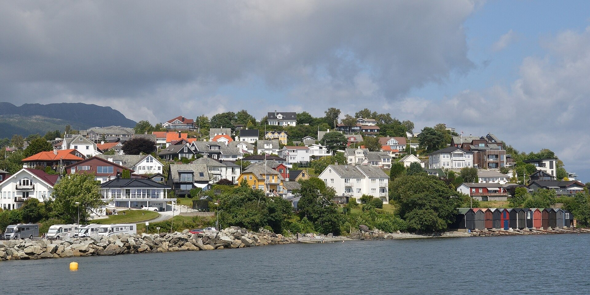 Osøyro i Bjørnafjorden sett fra sjøen – Ryan Hodnett, CC BY-SA 4.0
