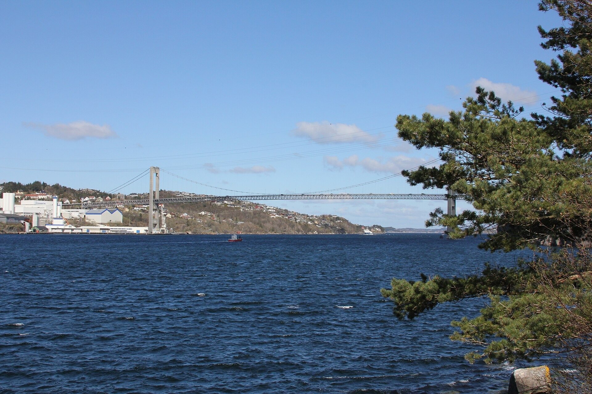 Sotrabrua sett fra vannet – trolvag, CC BY-SA 3.0
