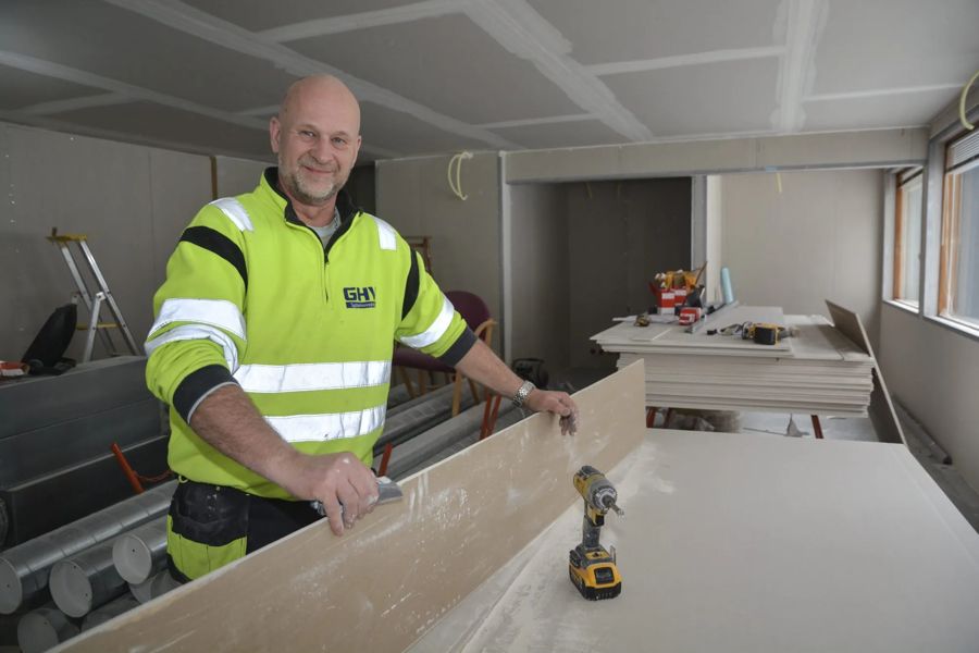 Montør fra GHV på jobb med systeminnredning i et næringsbygg